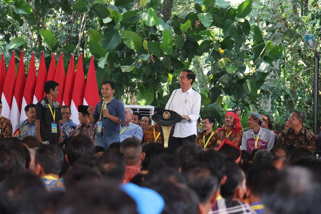 Presiden Joko Widodo berdialog dengan dua warga penerima lahan reforma agraria. Kamis (5/9/2019), di Taman Digulis Pontianak, pemerintah menyerahkan lahan dari tanah obyek reforma agraria (TORA) seluas lebih dari 19.000 ha kepada 760 penerima di Kalimantan. 