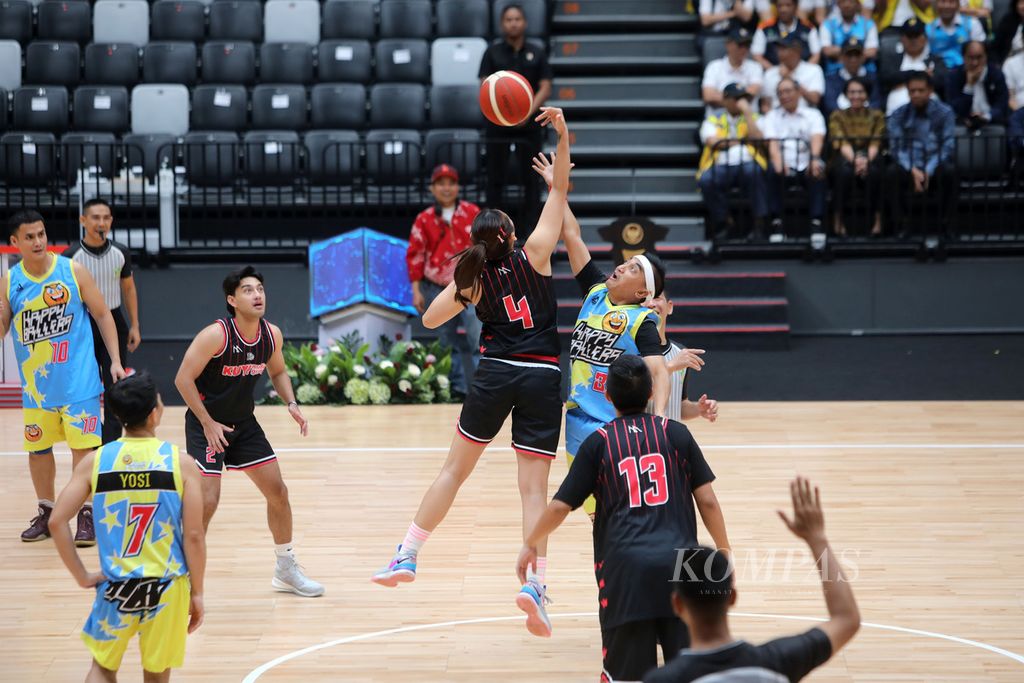 Sejumlah selebritas bermain basket untuk memeriahkan peresmian Stadion Indonesia Arena di kompleks olahraga Gelora Bung Karno, Senayan, Jakarta, Senin (7/8/2023). Stadion berkapasitas 16.000 penonton menjadi arena Piala Dunia Bola FIBA 2023, 