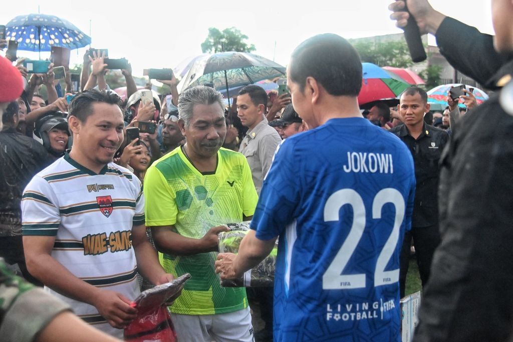 Presiden Joko Widodo turut bermain sepak bola di Lapangan Bola Wae Kesambi yang berada di Desa Batu Cermin, Kecamatan Komodo, Kabupaten Manggarai Barat, Provinsi Nusa Tenggara Timur (NTT), yang ramai dipenuhi masyarakat pada Senin (4/12/2023).