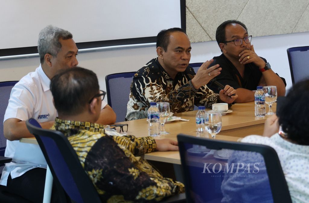 Menteri Komunikasi dan Informatika Budi Arie Setiadi (kedua kanan) dan Dirjen Informasi dan Komunikasi Publik Usman Kansong (kiri) saat berkunjung ke Menara Kompas, Senin (12/2/2024).