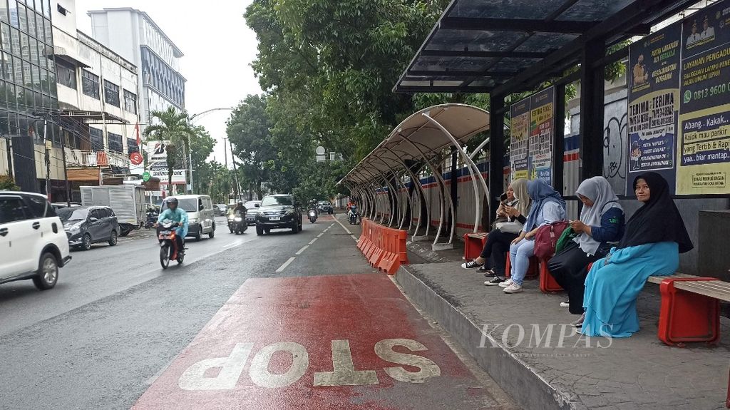 Warga beraktivitas di ruang publik di sekitar Lapangan Merdeka, Medan, Sumatera Utara, Senin (14/8/2023). Aksi begal dan kriminalitas jalanan yang tinggi membuat warga waswas beraktivitas di ruang publik. 