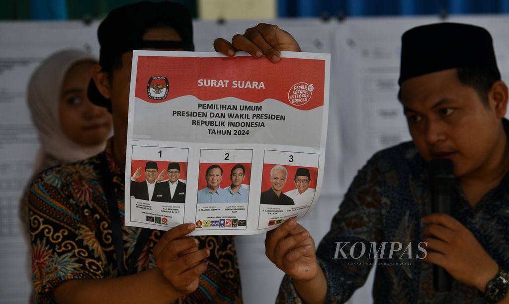 Petugas KPPS menunjukkan surat suara kepada para saksi saat penghitungan suara untuk pemilihan presiden dan wakil presiden dalam Pemilu 2024 di TPS 186 Duri Kosambi, Cengkareng, Jakarta Barat, Rabu (14/2/2024). Penghitungan suara Pemilu 2024 dilakukan setelah waktu pemungutan suara berakhir pukul 13.00. 