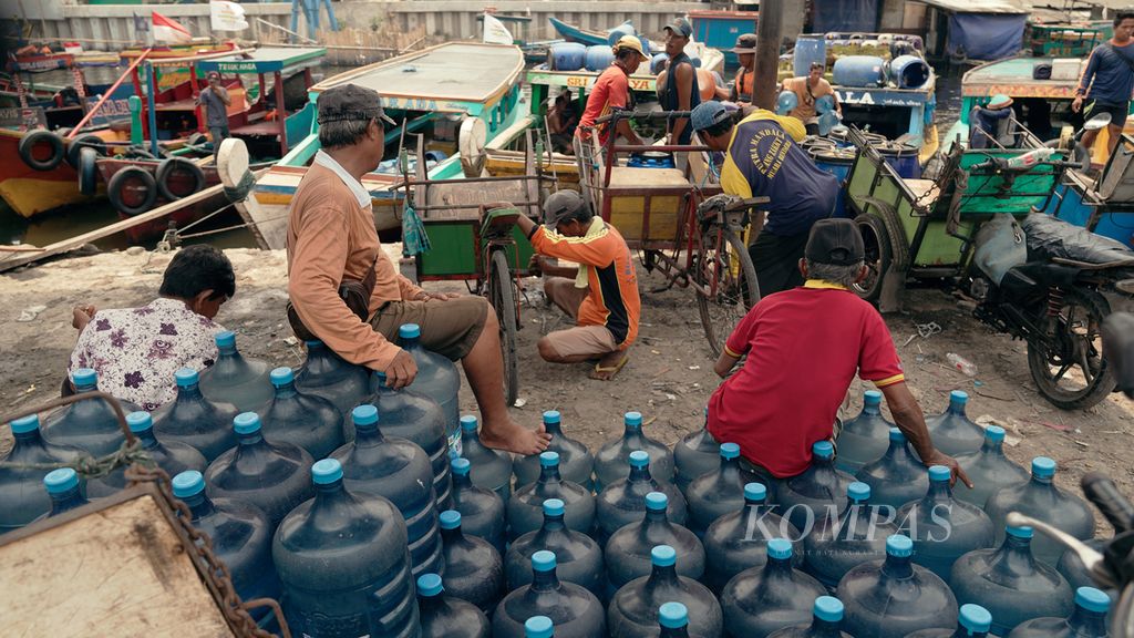 Tumpukan galon air kemasan berbahan polikarbonat isi ulang siap dibawa ke Muara Gembong di muara Kali Rawa Malang, Cilincing, Jakarta Utara, Rabu (21/9/2022).