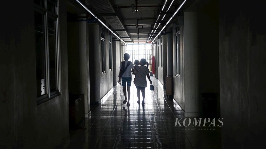 Warga berjalan di lorong Rumah Susun Sewa Tambora, Jakarta, Senin (7/8/2017).
