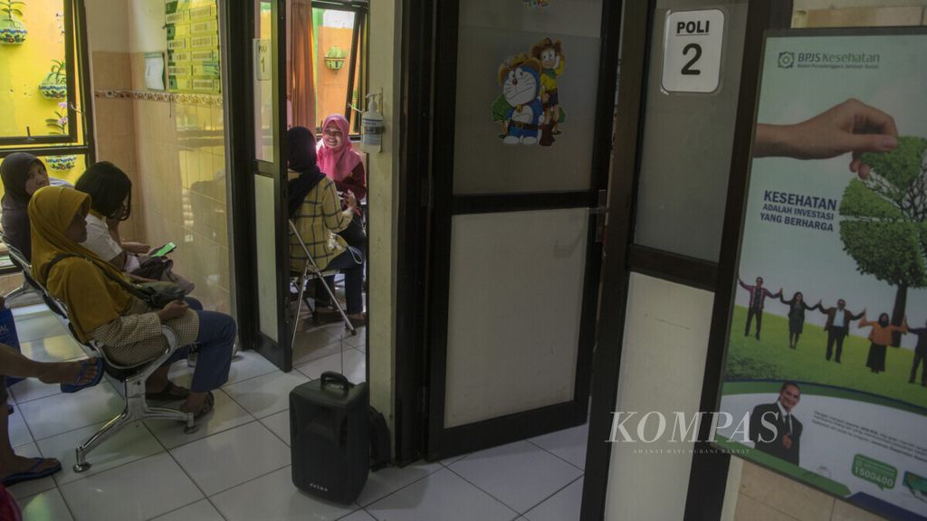 Warga pengguna BPJS Kesehatan memeriksakan kesehatannya di Puskesmas Tegalrejo, Yogyakarta, Jumat (26/7/2019). 