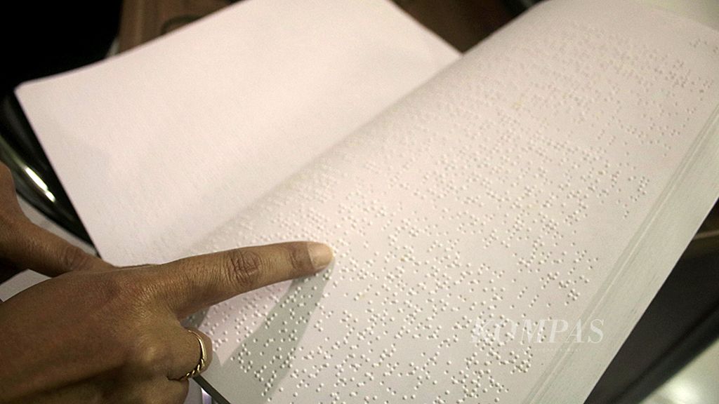 Buku berhuruf braille di Layanan Pojok Braille (Lapo Bra) di Perpustakaan Daerah Kota Malang, Jawa Timur, Rabu (31/5). Inovasi DInas Perpustakaan Daerah dan Arsip Daerah Kota Malang tersebut memudahkan penyandang tunanetra untuk mengakses 2.000 eksemplar buku berhuruf braille di sana. 