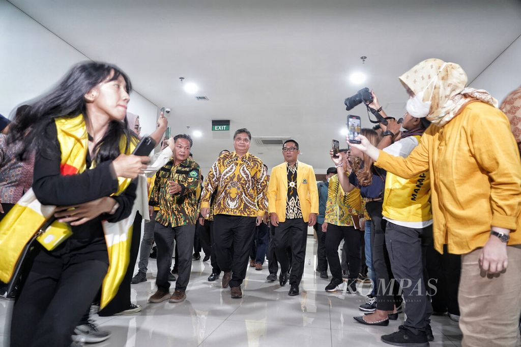 Ketua Umum Partai Golkar Airlangga Hartarto (kiri) berjalan bersama Gubernur Jawa Barat Ridwan Kamil (kanan) menuju tempat konferensi pers di Kantor DPP Partai Golkar, Slipi, Jakarta, Rabu (18/1/2023). 