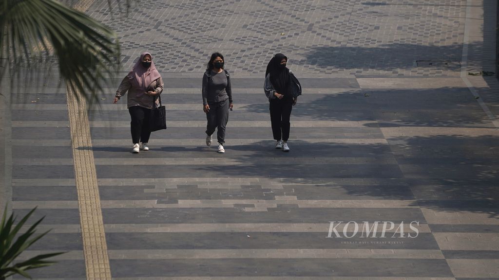 Karyawan mengenakan masker melintasi jalur pedestrian di Jalan Sudirman, Jakarta Selatan, Kamis (7/9/2023). Masyarakat dapat melakukan sejumlah cara untuk meminimalkan pajanan polusi udara, seperti mengurangi aktivitas di luar ruangan, menghindari aktivitas fisik berat di luar ruang, dan memakai masker. 