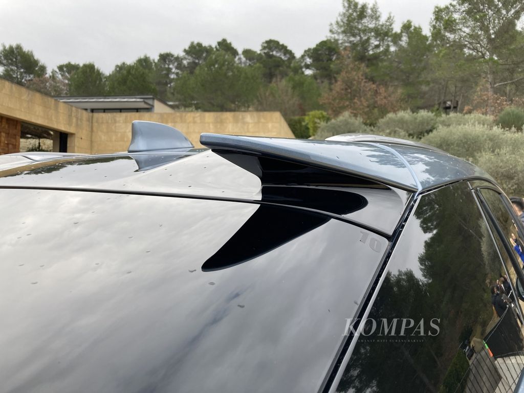 Spoiler di bagian belakang atap Lexus RZ 450e yang unik. Foto diambil saat uji kendara internasional di Perancis selatan, Sabtu (26/2/2023).