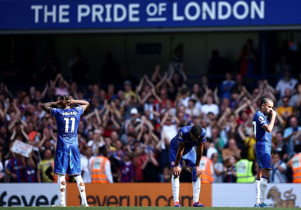 Ekspresi kekecewaan para pemain Chelsea usai ditahan imbang 1-1 oleh Crystal Palace pada laga Liga Inggris di Stadion Stamford Bridge, London, Minggu (1/9/2024). 