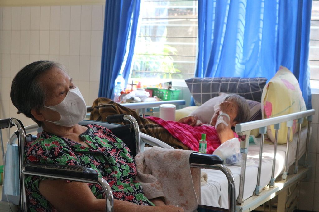 Penghuni Wisma Sahabat Baru beristirahat di ruangan hunian mereka, di Kebon Jeruk, Jakarta Barat, Selasa (20/12/2022). Rata-rata usia penghuni di panti itu 70 tahun ke atas. Terdapat 17 orang lansia di sana, 6 laki-laki dan 11 perempuan. 