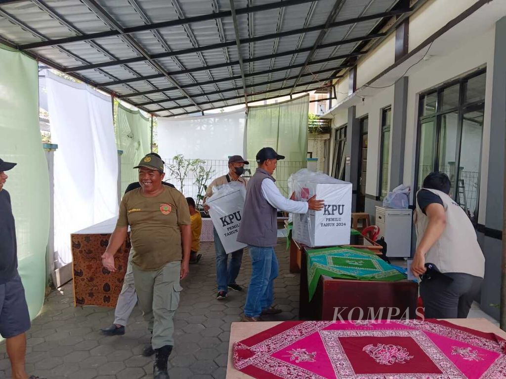 Distribusi logistik pemilu ke salah satu tempat pemungutan suara di Kelurahan Antapani Wetan, Kota Bandung, Jawa Barat, Selasa (13/2/2024). Total terdaftar sekitar 14.000 pemilih di Antapani Wetan.