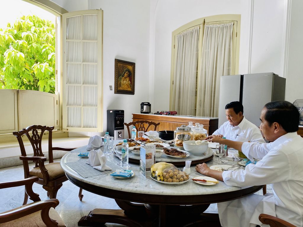 Presiden Joko Widodo dan Menteri Pertahanan yang juga Ketua Umum Partai Gerindra Prabowo Subianto, bakal calon presiden dari Gerindra, makan siang di Istana Bogor, Jawa Barat, Minggu (18/6/2023). 