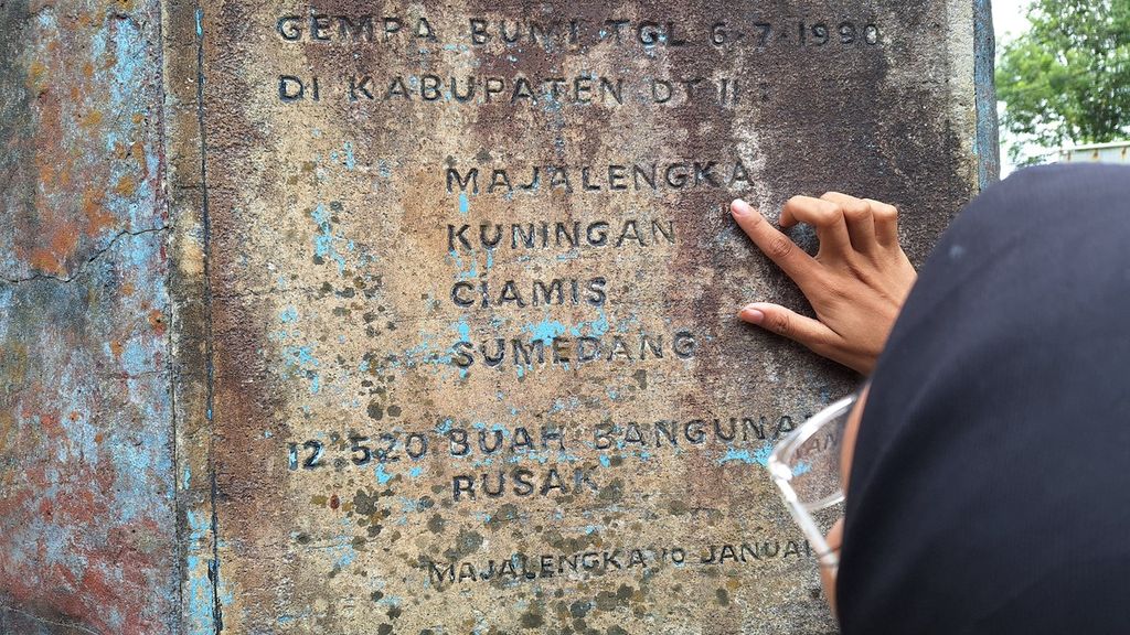 The earthquake memorial monument in Cihaur Village, Maja District, Majalengka Regency, West Java, on Saturday (18/5/2024). It is written that there were 12,520 damaged houses after the earthquake on July 6, 1990 in Majalengka, Kuningan, Ciamis, and Sumedang, West Java.