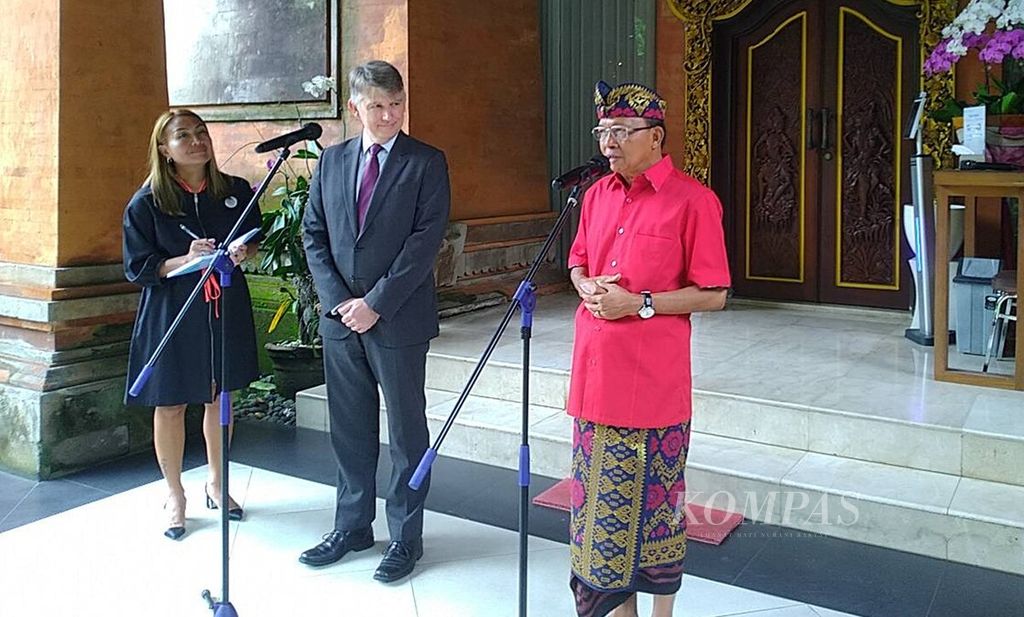 Duta Besar Inggris untuk Indonesia dan Timor Leste Owen Jenkins (tengah) berkunjung ke Bali dan menemui Gubernur Bali Wayan Koster (kanan). Gubernur Koster memberikan keterangan seusai pertemuannya dengan Dubes Owen di kediaman Gubernur Bali, Jaya Sabha, Kota Denpasar, Kamis (11/5/2023).