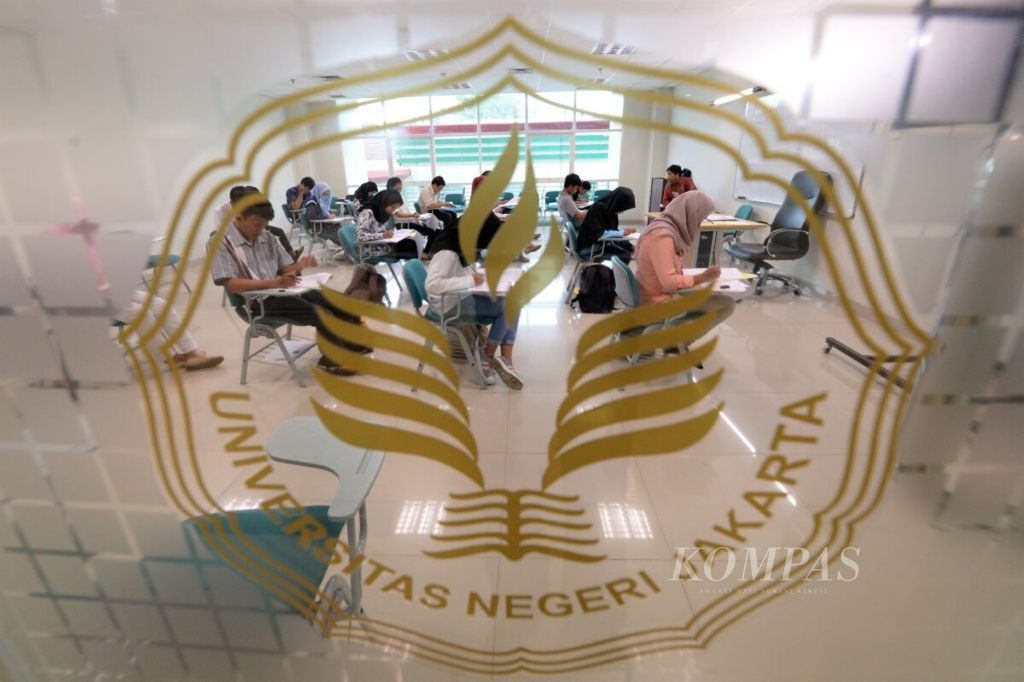Para calon mahasiswa berburu perguruan tinggi negeri dengan mengikuti seleksi ujian mandiri Universitas Negeri Jakarta (UNJ) yang dikenal dengan ujian Penmaba di Kampus UNJ, Rawamangun, Jakarta, Sabtu (15/7/2017). 