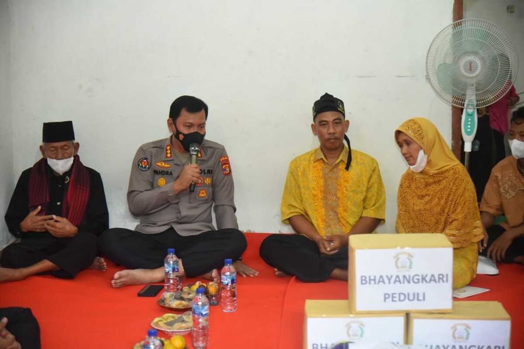 Kepala Bidang Humas Polda Lampung memberikan bantuan kepada keluarga korban perampokan di Lampung Timur, Minggu (30/1/2022). 