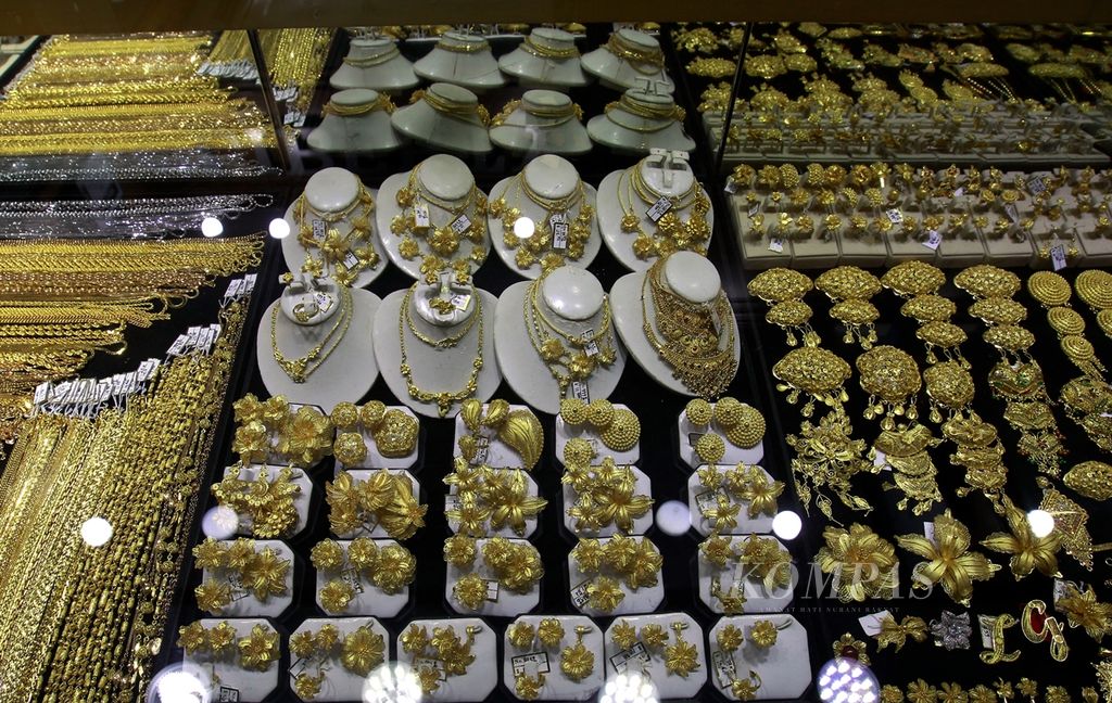 Berbagai bentuk dan corak perhiasan emas yang ditawarkan di toko emas Cikini Gold Center, Jakarta, Jumat (18/10/2019). 