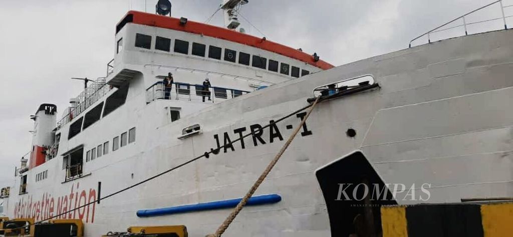 KMP Jatra I sandar di Pelabuhan Feri di Bolok Kupang, Sabtu (30/1/2021). Kapal ini berbobot 3.871 GT mampu berlayar pada gelombang 1-4 meter dari permukaan laut. Dokumen Dinas Perhubungan NTT.