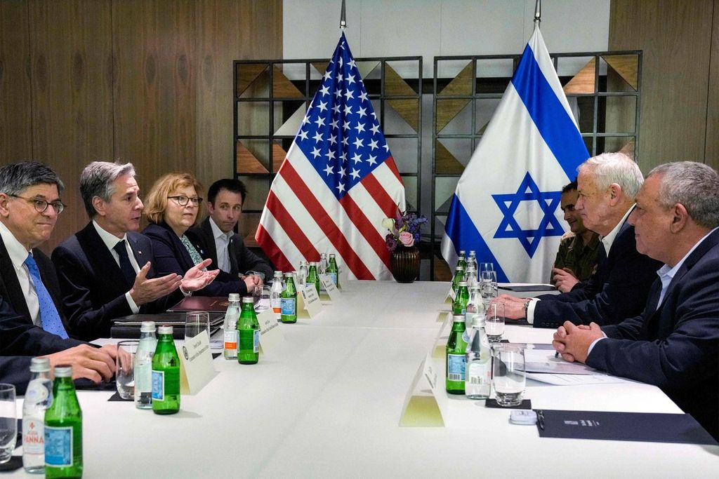 Menteri Luar Negeri AS Antony Blinken (kedua dari kiri) bertemu dengan mantan Kepala Staf Angkatan Darat Israel Gadi Eisenkot (kanan) dan mantan Menteri Pertahanan Israel Benny Gantz (kedua dari kanan)keduanya anggota kabinet perang Israel yang dipimpin PM Benjamin Netanyahudi Tel Aviv, Israel, 8 Februari 2024. 