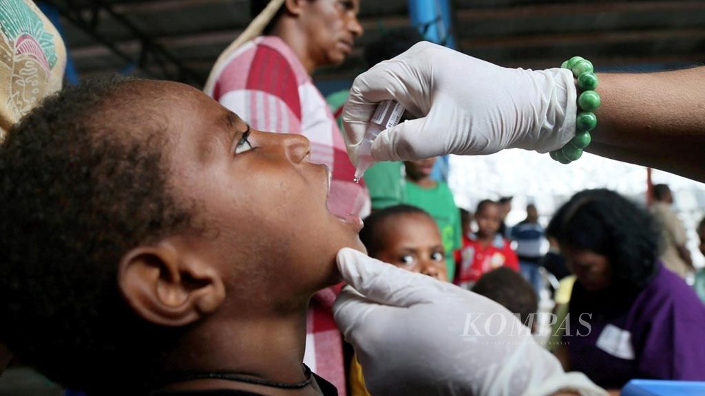 Anak-anak diberikan vaksin polio di posko induk tanggap darurat, Sentani, Papua, Selasa (19/3/2019). Pemberian vaksin polio ini untuk mencegah penyebaran virus polio yang tengah mewabah di Papua Niugini. Pemberian vaksin polio dilakukan di pengungsian untuk memudahkan pencegahan terutama untuk anak-anak yang belum divaksin.