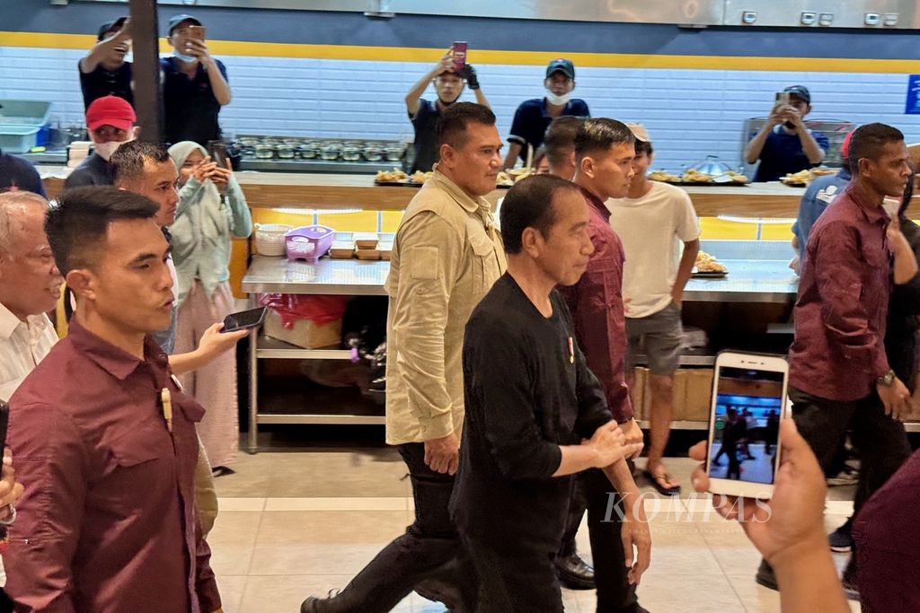 President Joko Widodo and his entourage arrived at Mie Gacoan restaurant in the city of Mataram, West Nusa Tenggara, on Tuesday evening (30/4/2024). The President was in Lombok as part of a working visit to West Nusa Tenggara which took place from 30 April to 2 May 2024.