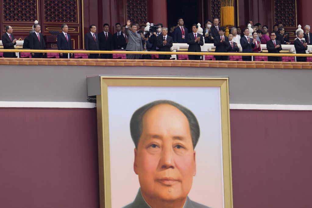 Presiden China Xi Jinping (tengah) melambai di atas potret besar mendiang pemimpin Mao Zedong pada upacara perayaan 100 tahun Partai Komunis China di Gerbang Tiananmen di Beijing, 1 Juli 2021.