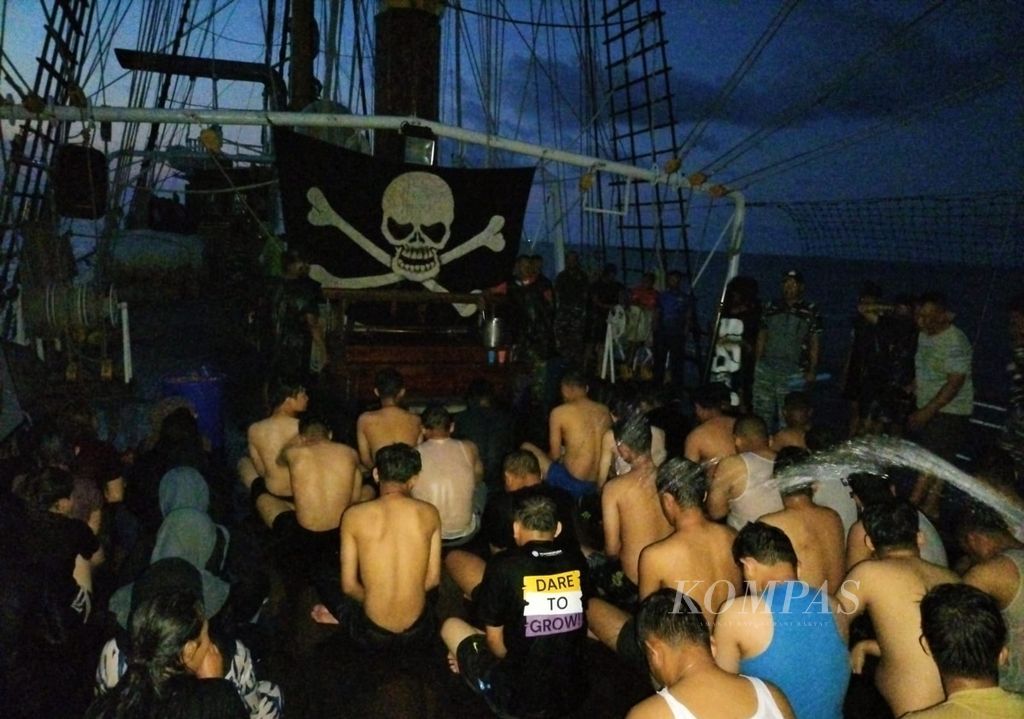 Para peserta Muhibah Budaya Jalur Rempah menjalani tradisi mandi khatulistiwa di atas KRI Dewaruci saat melintasi Selat Malaka, Jumat (14/6/2024).