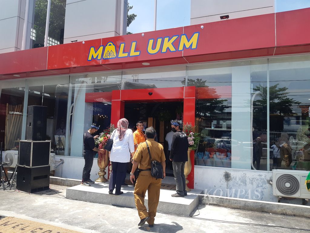 Warga mengunjungi Mall UKM atau Melayani Anda Lewat Layanan Usaha Kecil Menengah di Kantor Dinas Koperasi, Usaha Kecil Menengah, Perdagangan, dan Perindustrian Kota Cirebon, Jawa Barat, Senin (12/12/2022). Mall UKM tersebut menyediakan sekitar 200 produk UKM dari Cirebon dan sekitarnya.