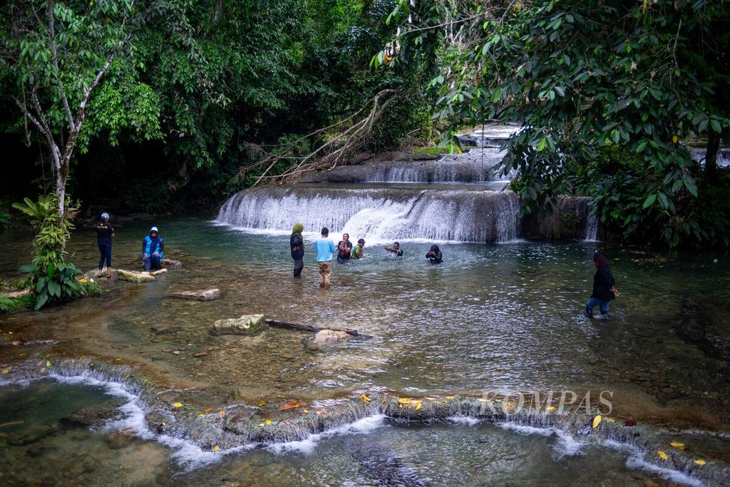 Warga berwisata di Air Terjun Ubadari di Distrik Kramongga, Kabupaten Fakfak, Papua Barat, Jumat (23/6/2023). Tempat wisata dapat dijangkau dengan berkendara sekitar 1 jam dari pusat Kabupaten Fakfak.