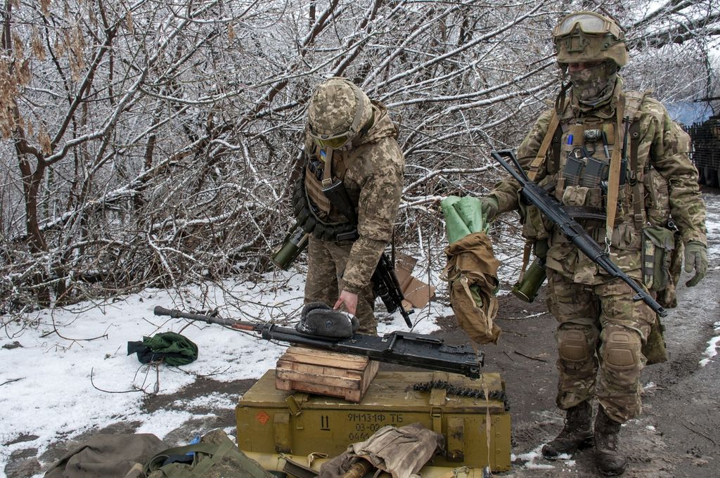 Tentara Ukrainan tengah menyiapkan sejumlah perlengkapan di luar kota Kharkiv, Ukraina pada Sabtu (26/2/2022).