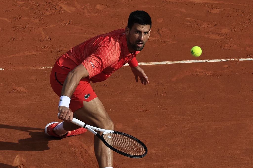Petenis Serbia Novak Djokovic mengembalikan bola ke Ivan Gakhov pada laga babak kedua turnamen tenis Monte-Carlo ATP Masters, Selasa (11/4/2023).