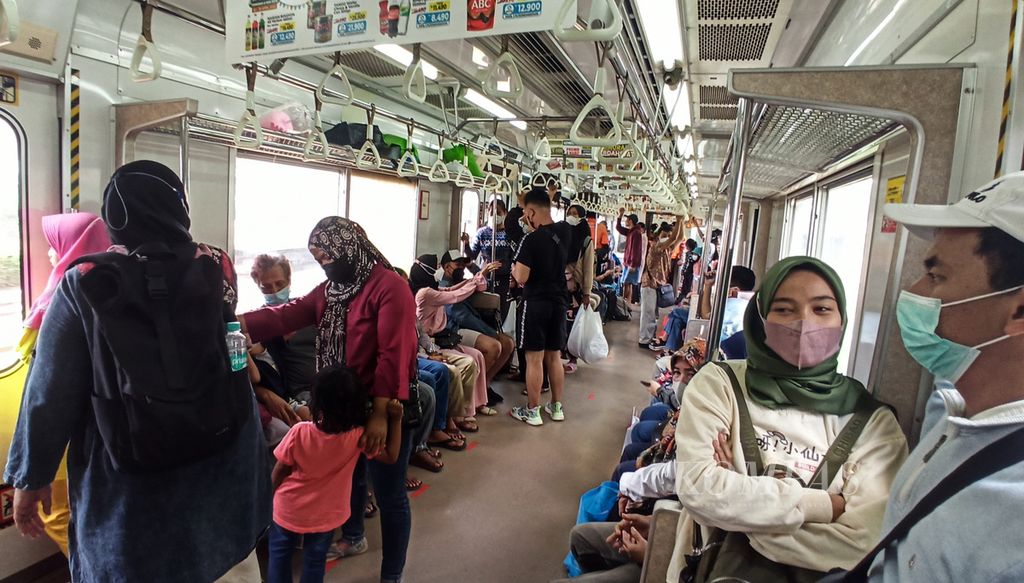 Suasana gerbong KRL Bogor-Angke yang berangkat dari Stasiun Bogor, Kota Bogor, Jumat (6/5/2022). Sarana KRL menjadi salah satu moda yang diandalkan warga Jakarta sebagai sarana transportasi liburan ke wilayah Bogor.