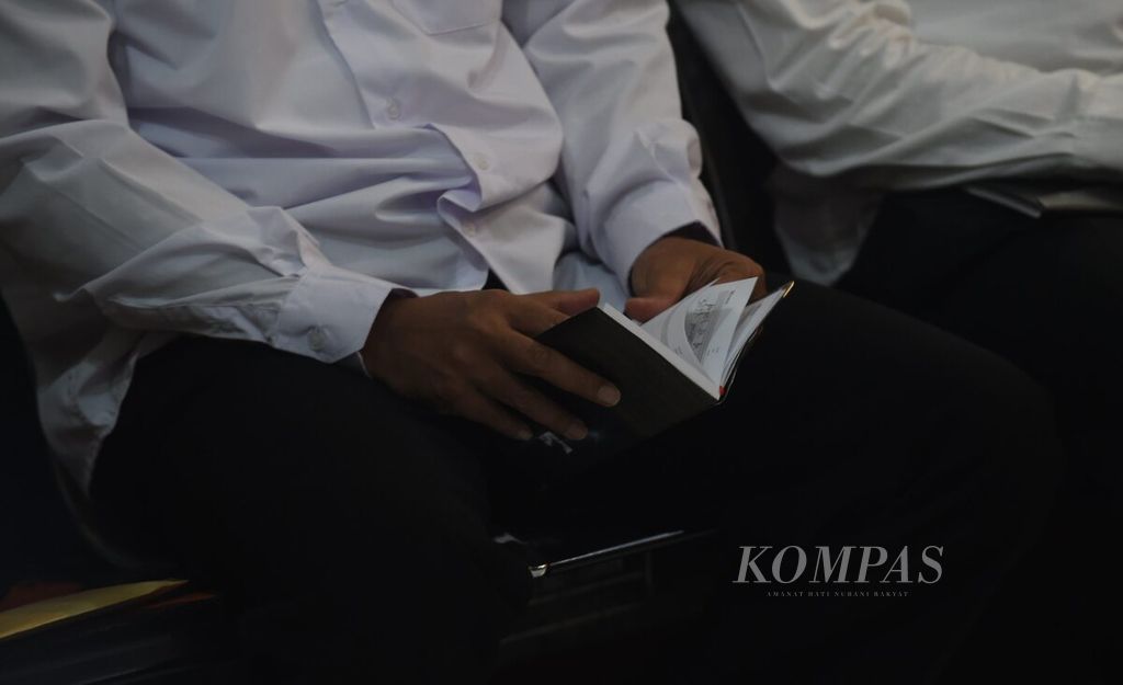 Terdakwa eks Kasat Samapta Polres Malang AKP Bambang Sidik Achmadi membuka buku catatan saat hadir menjadi saksi dalam sidang lanjutan kasus Tragedi Kanjuruhan di Pengadilan Negeri (PN) Surabaya, Jawa Timur, Kamis (26/1/2023). 