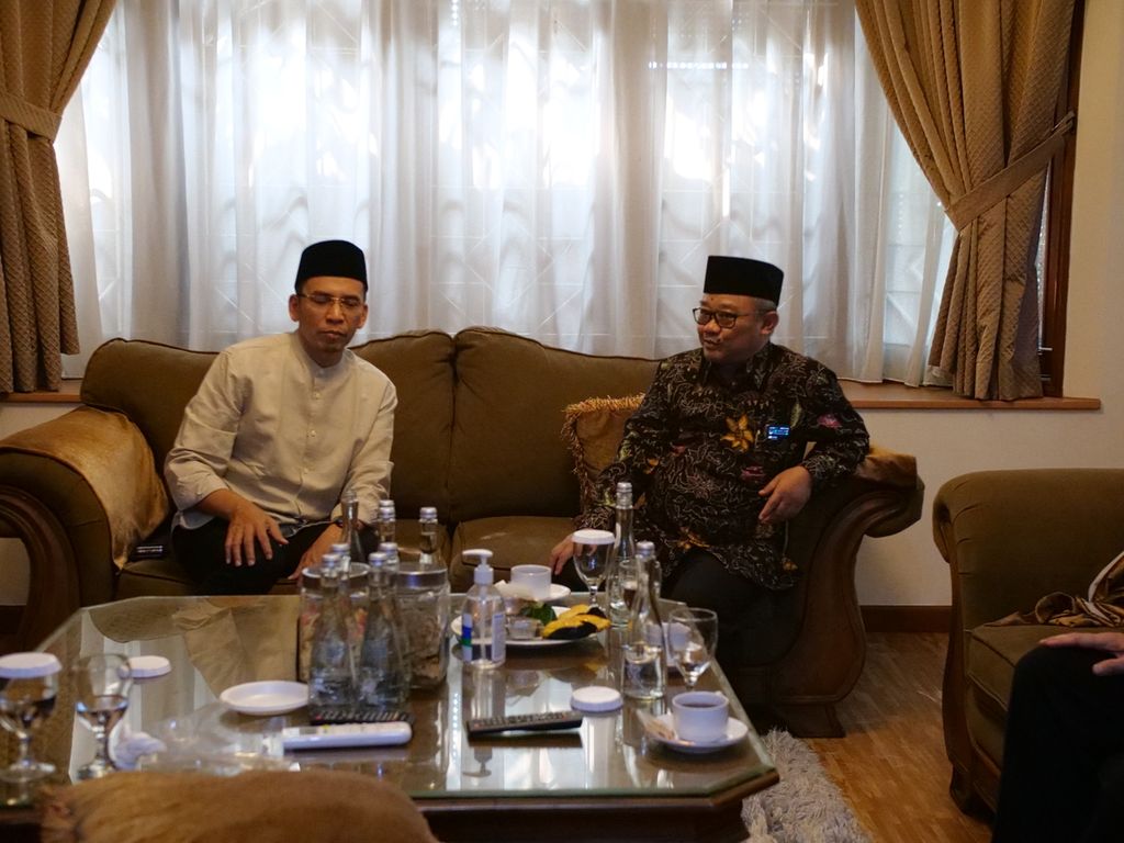 Wakil Ketua Tim Pemenangan Nasional (TPN) Ganjar-Mahfud, Muhammad Zainul Majdi, dan Sekretaris Umum Pimpinan Pusat Muhammadiyah Abdul Mu’ti di Kantor Media Center TPN Ganjar-Mahfud , Jakarta Pusat, Kamis (9/11/2023).