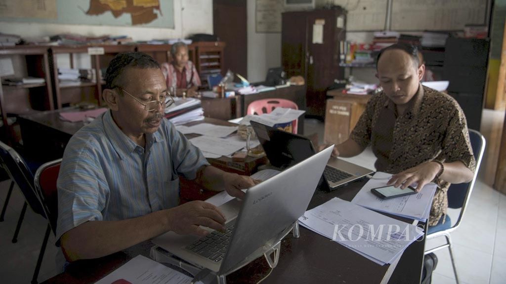Aparatur sipil negara mengisikan data pada aplikasi pembayaran pajak daring yang terhubung dengan komputer pelayan Kementerian Keuangan di Kantor Desa Tanduk, Kecamatan Ampel, Boyolali, Jawa Tengah, Rabu (14/11/2018).