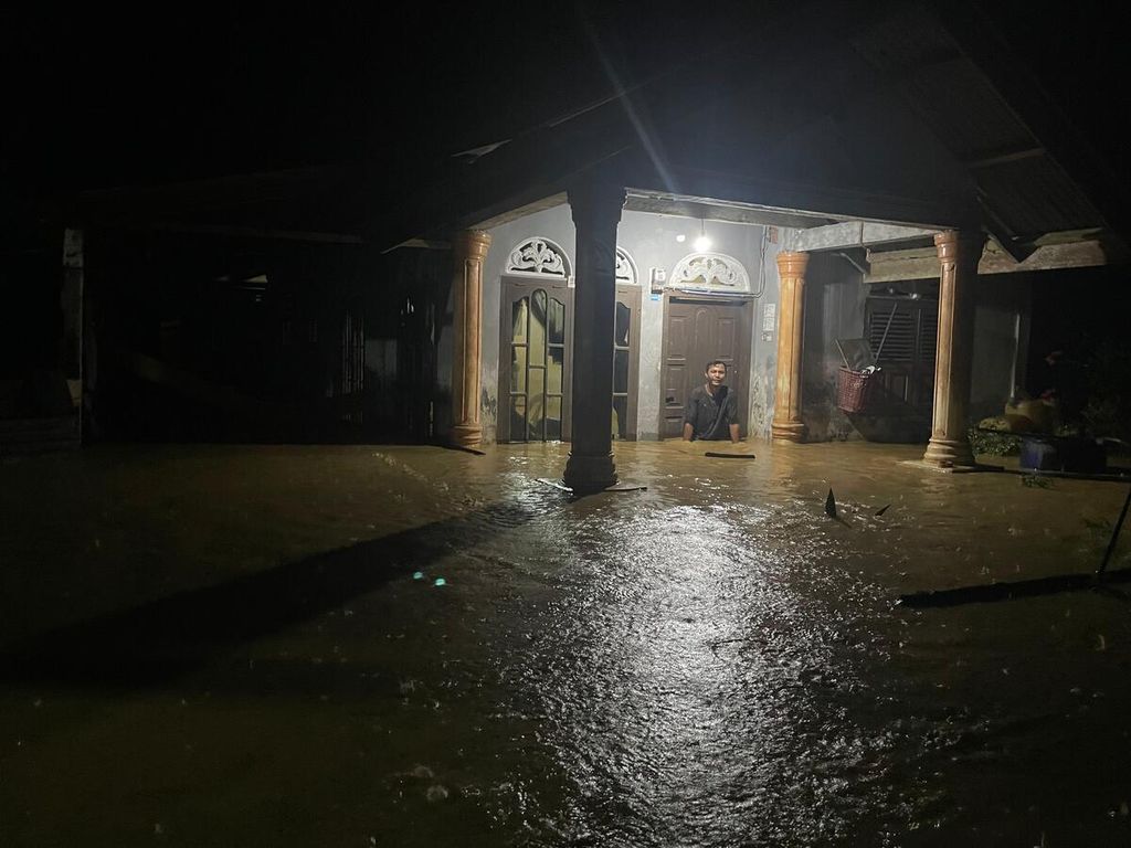 Seorang warga berada di rumahnya yang tergenang banjir di Desa Ie Jerengeh, Kecamatan Sampoiniet, Kabupaten Aceh Jaya, Provinsi Aceh, Minggu (12/5/2024).