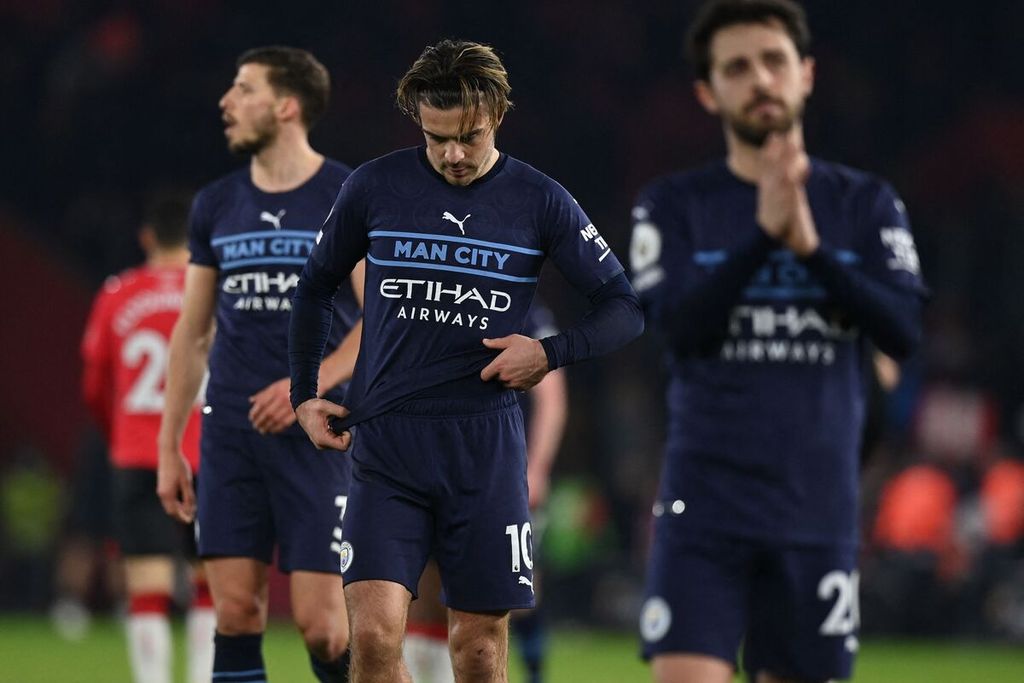 Reaksi gelandang Manchester City, Jack Grealish, setelah pertandingan Liga Inggris antara Southampton dan Manchester City di Stadion St Mary's, Southampton, Minggu (23/1/2022). Pertandingan berakhir imbang 1-1. 