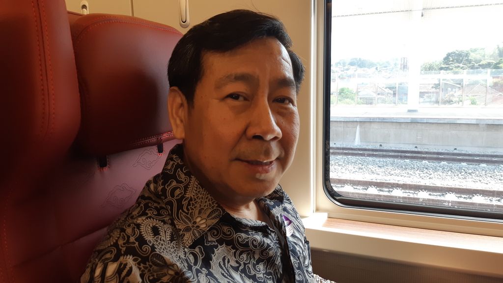 Duta Besar Laos untuk ASEAN Bovonethat Douangchak ketika berada di atas Whoosh atau Kereta Cepat Jakarta-Bandung dalam perjalanan menuju Stasiun Tegalluar, Jawa Barat bersama para duta besar ASEAN, Senin (25/9/2023).