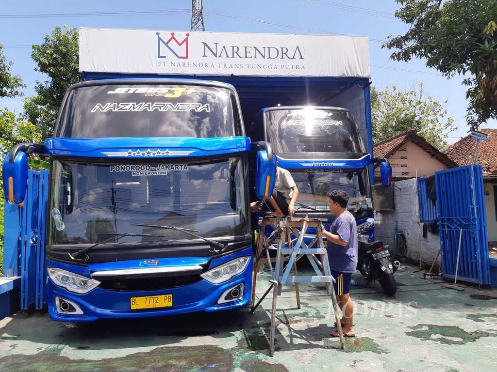 Kru bus PO Narendra sedang membersihkan badan bus di pul bus PO Narendra di Ponorogo, Jawa Timur, Senin (11/12/2023).