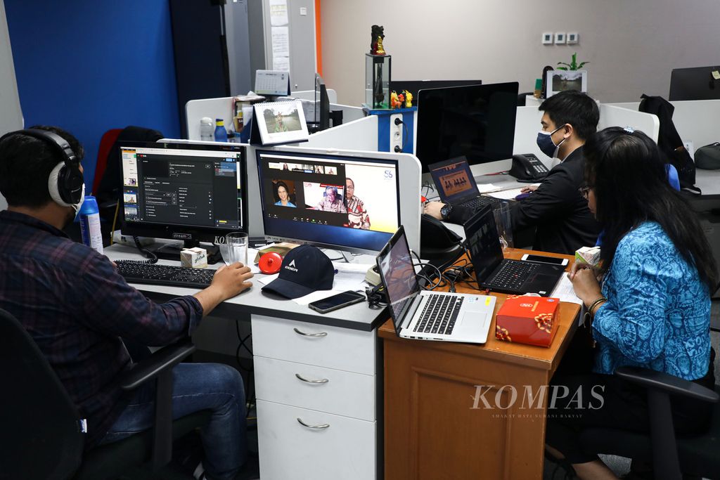 Kesibukan tim <i>Kompas </i>yang menggelar acara Penghargaan Cendekiawan Berdedikasi secara daring sebagai bagian perayaan ulang tahun ke-56 harian <i>Kompas</i> di kantor Redaksi <i>Kompas</i>, Jakarta, Senin (28/6/2021). Perayaan ulang tahun digelar secara sederhana dan terbatas. Sebagian besar karyawan mengikuti acara ini secara virtual. 