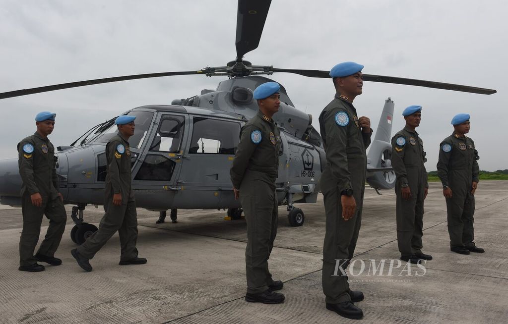 Kru udara seusai pemeriksaan Helikopter AS565 MBe Panther HS-1306 sebelum terbang saat pelepasan Satgas Maritim Task Force (MTF) Kontingen Garuda XXVIII-N UNIFIL TA 2022 di <i>shelter</i> Helikopter Skuadron Udara 100 Wing Udara 2 Puspenerbal Juanda, Kabupaten Sidoarjo, Jawa Timur, Rabu (23/11/2022). Helikopter AS565 MBe Panther HS-1306 Skuadron Udara 100 bersama sembilan kru akan bergabung di KRI Frans Kaisepo-368 dalam tugas menjaga perdamaian dari PBB di Lebanon. Tugas yang diemban berlangsung selama satu tahun. 