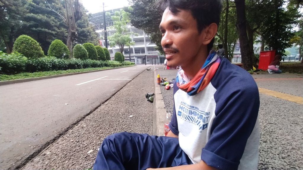 Kholil Urrahman, pelatih sekaligus pendiri Garuda Muda Roller Skate Club, sedang menceritakan awal mula berdirinya komunitas itu, di Senayan, Jakarta, Sabtu (22/10/2022).