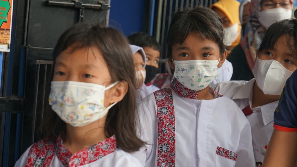 Sejumlah siswa SD Negeri 2 Palembang sedang menunggu giliran untuk divaksinasi ,Jumat (14/1/2022). Vaksinasi untuk usia 6-11 tahun dinilai penting untuk mengurangi risiko tertular virus Covid-19 atau menekan angka kematian dan kesakitan akibat terjangkit.