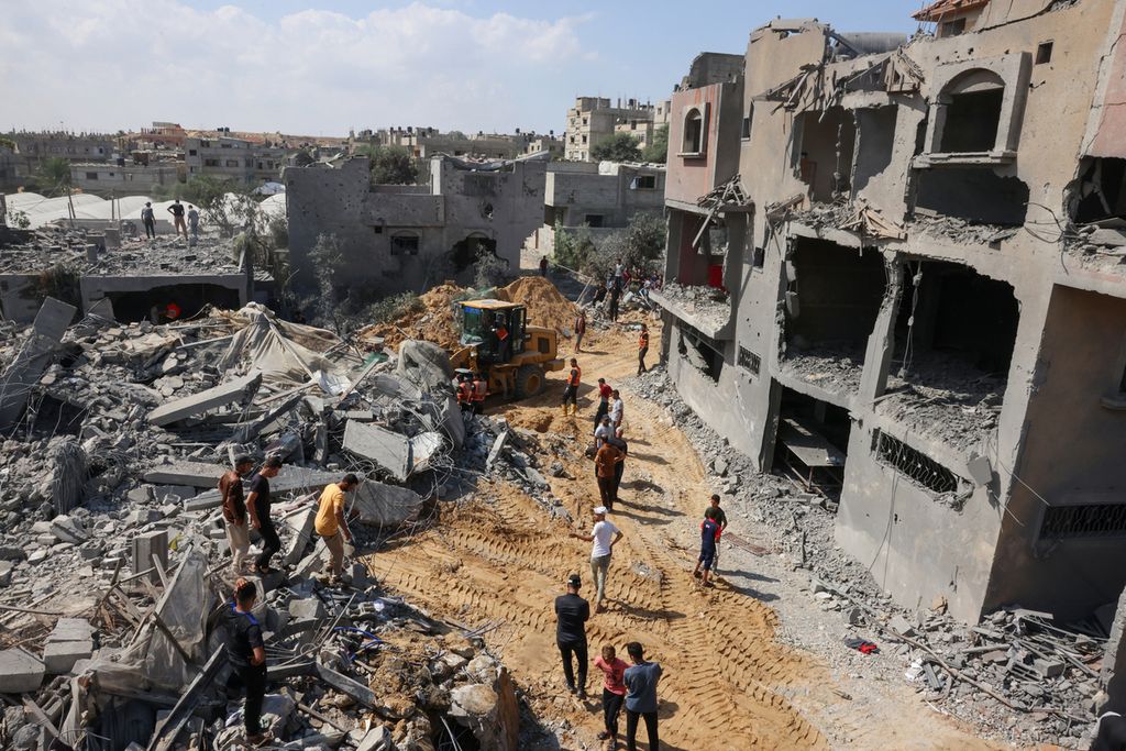 Tim penyelamat Palestina mencari korban di antara puing-puing bangunan yang hancur setelah serangan Israel saat pertempuran antara Israel dan militan Hamas berlanjut selama enam hari berturut-turut di kota Rafah, Jalur Gaza selatan, Kamis (12/10/2023). 