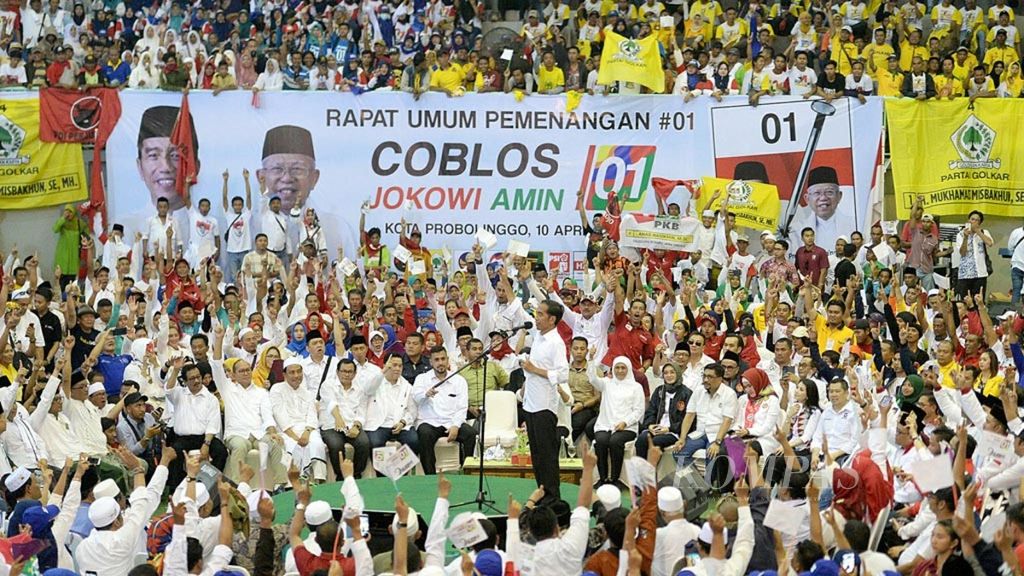 Calon presiden nomor urut 01, Joko Widodo, menghadiri kampanye di Gedung Olahraga Kedopok, Kota Probolinggo, Jawa Timur, April 2019. Jokowi mengingatkan pendukungnya untuk tidak mengorbankan persaudaraan akibat beda pilihan. 
