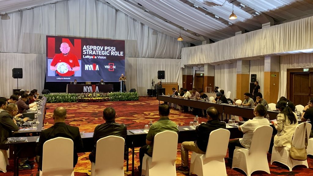 Suasana pertemuan calon Ketua Umum PSSI, La Nyalla Mahmud Mattalitti dengan perwakilan Asprov PSSI di Jakarta, Selasa (7/2/2023). Pertemuan dengan 25 perwakilan Asprov PSSI untuk menyampaikan visi-misinya jika terpilih jadi Ketum PSSI.