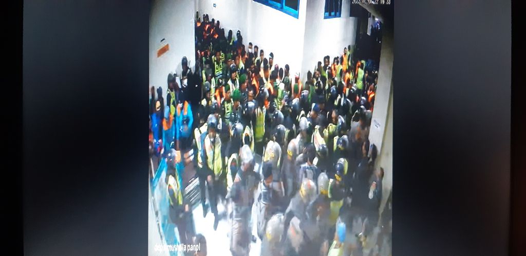 Rekaman video CCTV Stadion Kanjuruhan, Kabupaten Malang, Jawa Timur saat tragedi yang menewaskan 135 orang Sabtu (1/10/2022).