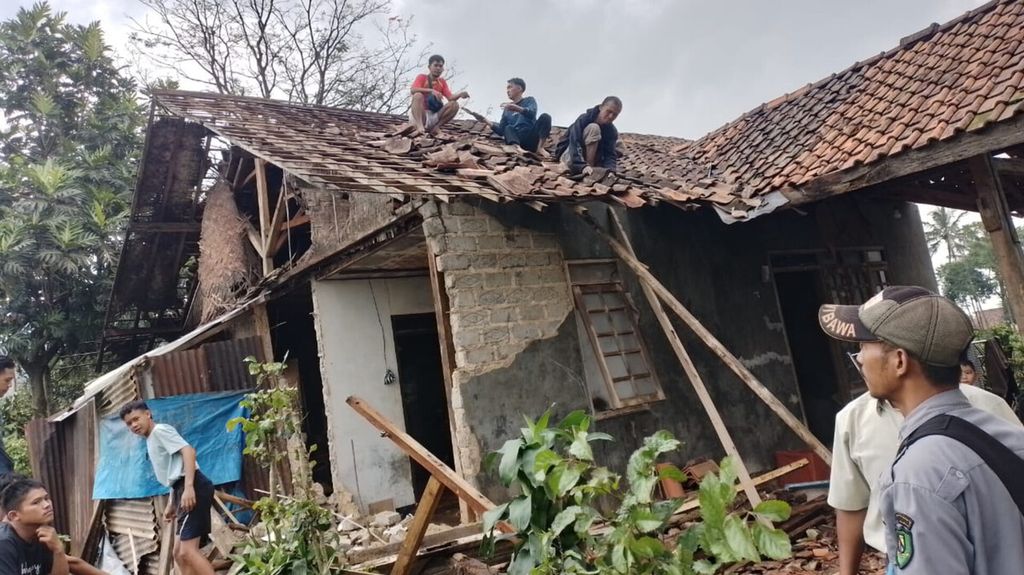 Tampak salah satu rumah warga yang terdampak bencana alam angin puting beliung di Kecamatan Cimaung, Kabupaten Bandung, Jawa Barat, Rabu (24/4/2024). Tak ada korban jiwa dalam peristiwa ini.