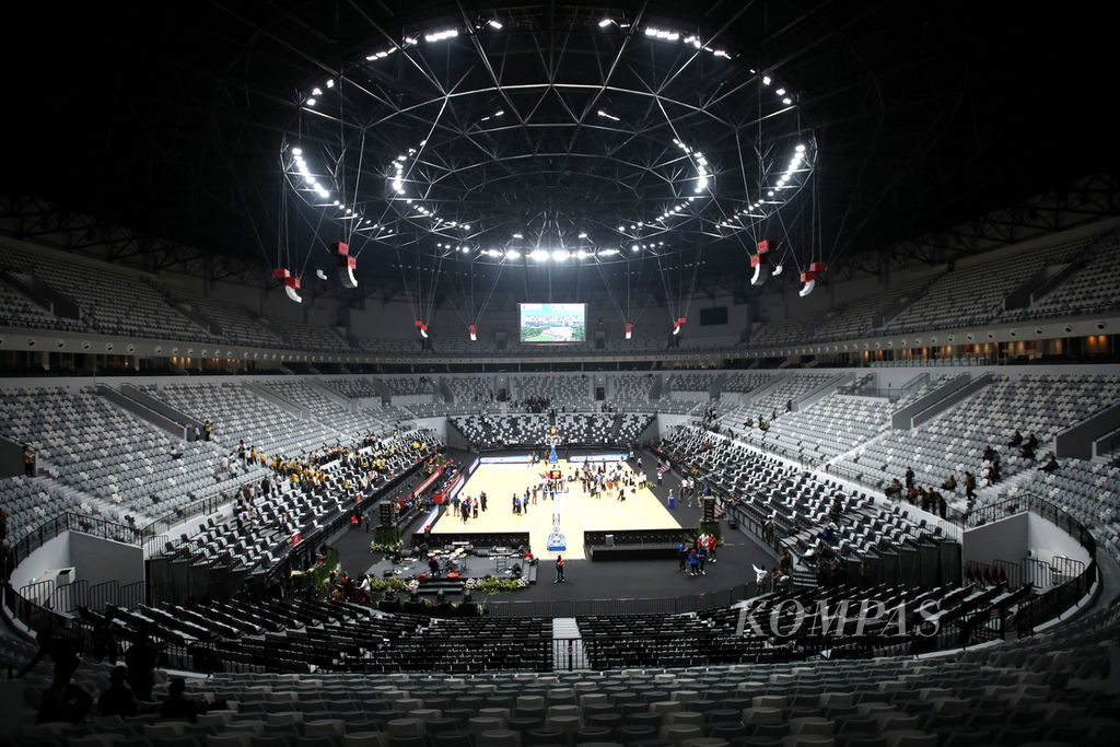 Indonesia Arena di kompleks olahraga Gelora Bung Karno, Senayan, Jakarta, yang baru diresmikan oleh Presiden Joko Widodo, Senin (7/8/2023). Stadion ini memiliki kapasitas lebih kurang 16.000 penonton. Stadion ini dibangun dengan biaya Rp 640 miliar selama 18 bulan.